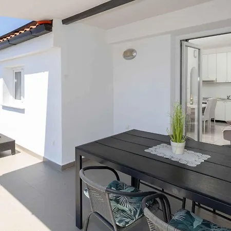 Appartement 16 *